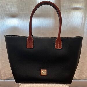 Dooney & Bourke Medium Russel in Pebbled Leather Tote Bag (black)